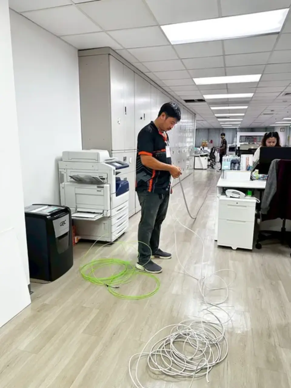 ตัวอย่างช่างเข้าหน้างานสำนักงานเพื่อประเมินระบบกล้องวงจรปิดบริษัท