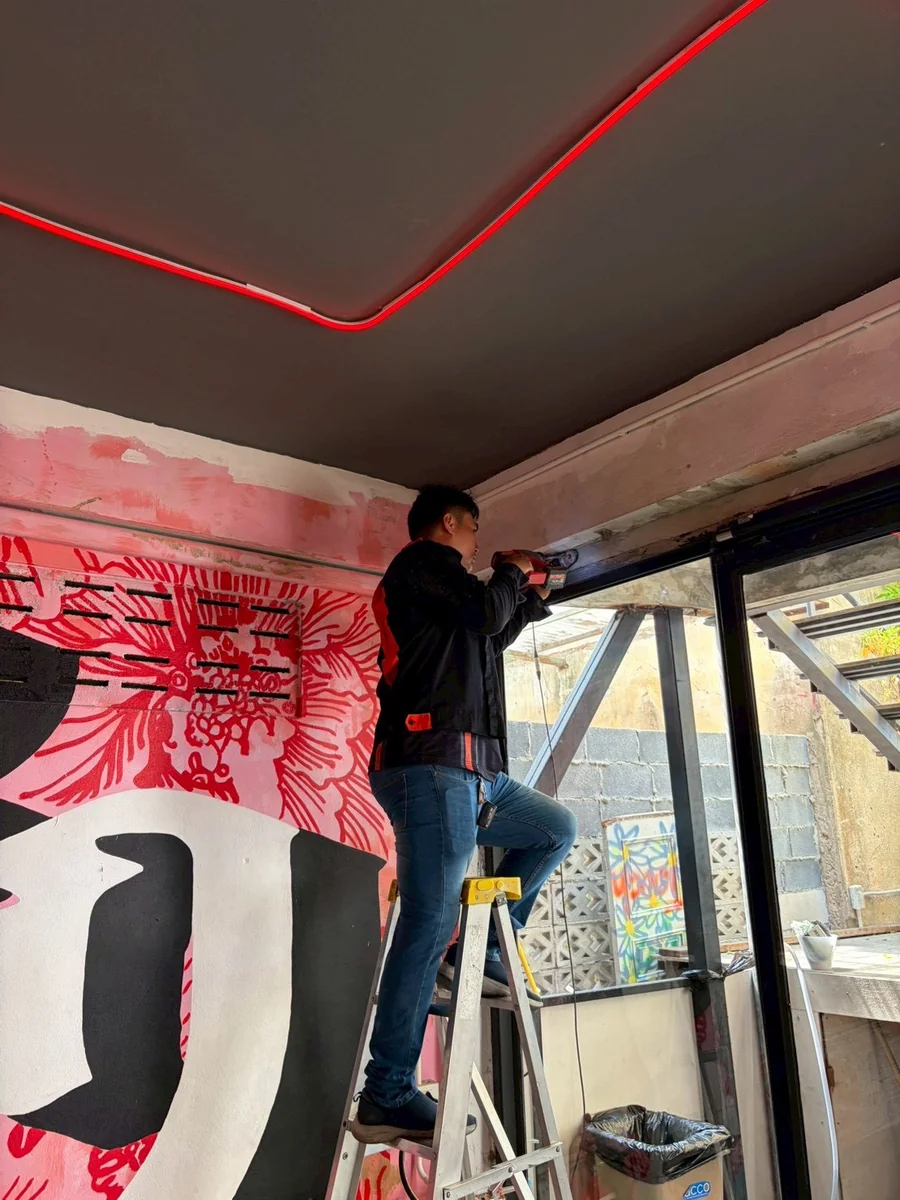 ทีมช่างติดตั้งกล้องวงจรปิดบ้านและตรวจเส้นทางเดินสาย