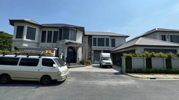 บริเวณด้านหน้าอาคาร