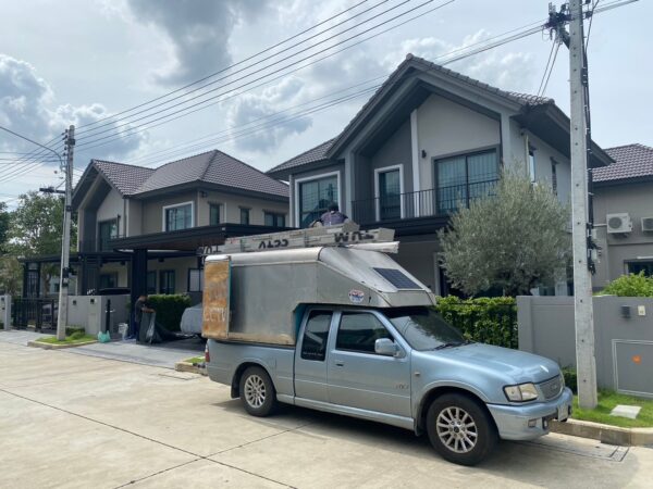 ทางเข้าและพื้นที่หน้าบ้าน
