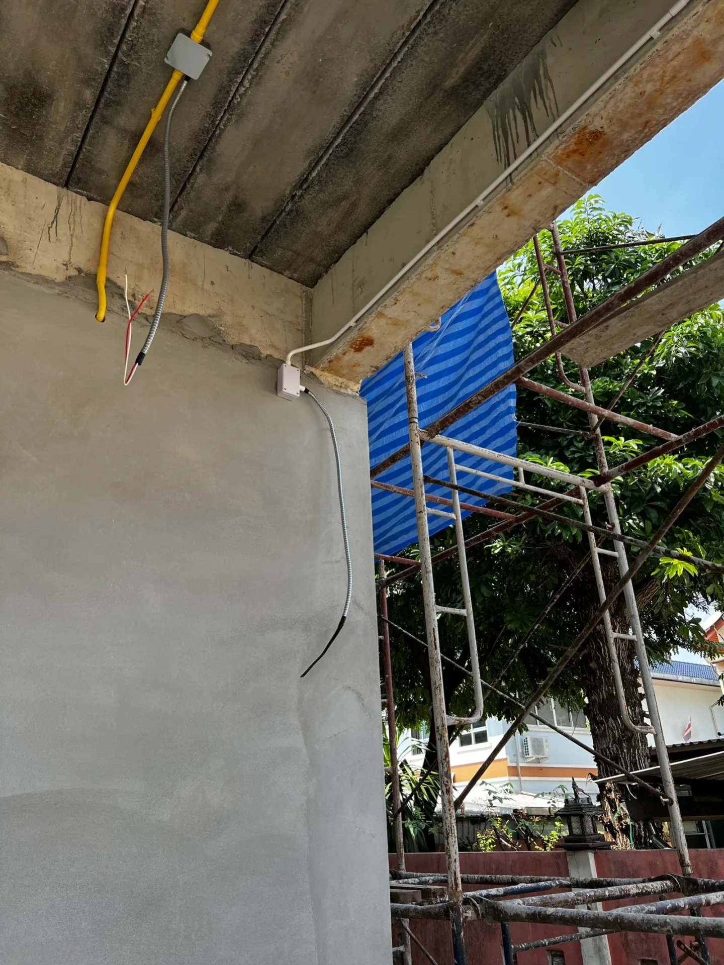 งานเดินสายกล้องวงจรปิดในบ้านระหว่างก่อสร้างซึ่งมีผลต่อราคาติดตั้ง