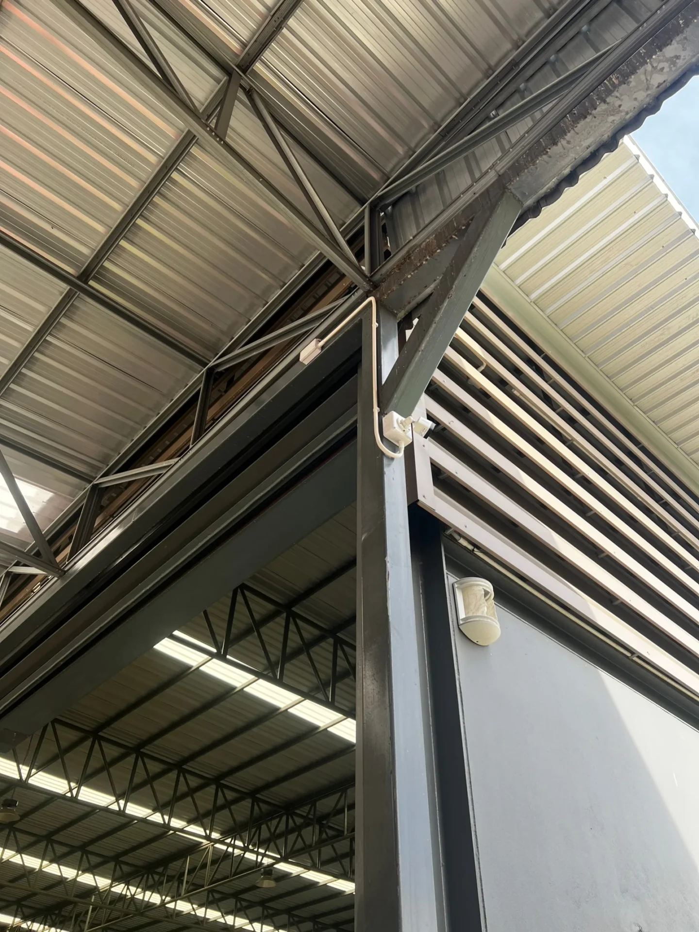 กล้องวงจรปิดที่ติดตั้งบนโครงสร้างเหล็กภายในโรงงาน