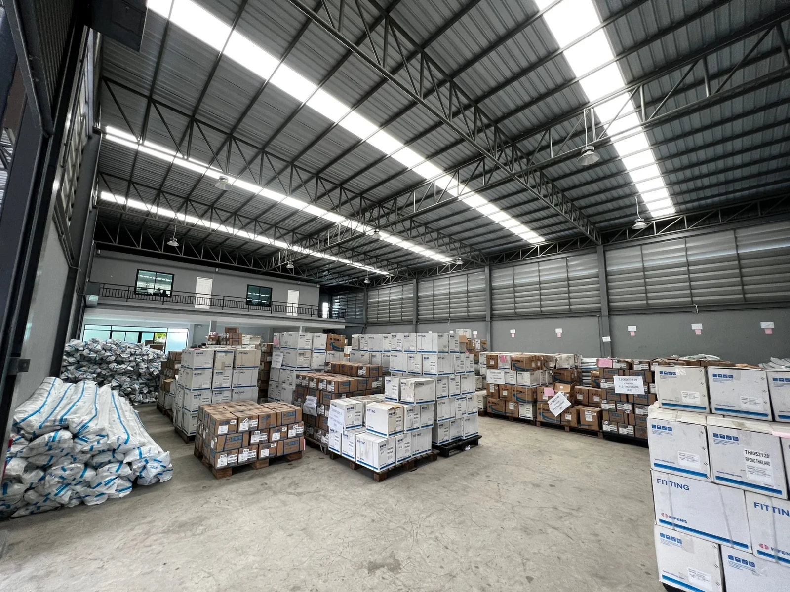 ภาพรวมพื้นที่คลังสินค้าและโรงงานที่ใช้วางระบบกล้องวงจรปิดหลายจุด