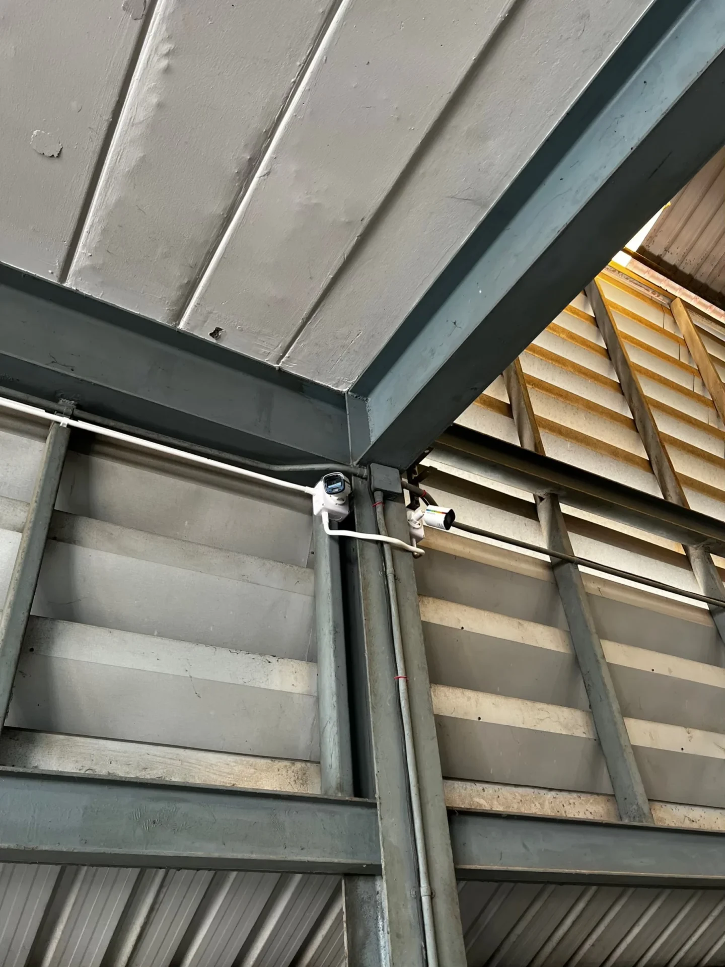 งานติดตั้งกล้องวงจรปิดอาคารธุรกิจและลานจอดรถโดยทีม Shadjan