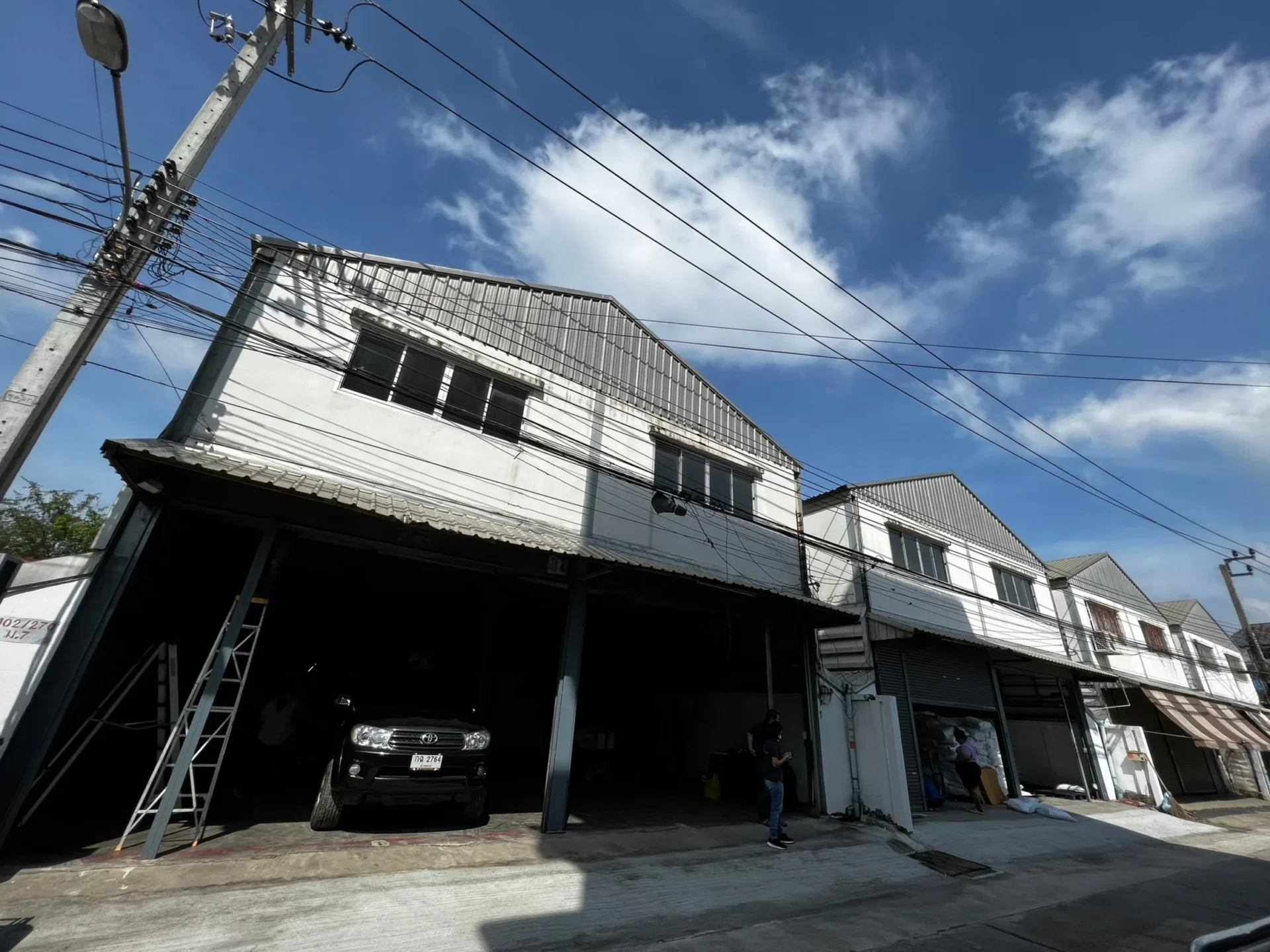 งานติดตั้งกล้องวงจรปิดอาคารธุรกิจและลานจอดรถโดยทีม Shadjan