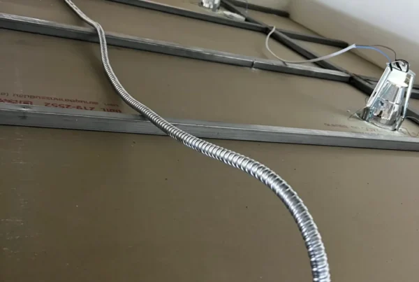 จุดติดตั้งกล้องและงานเก็บสายใต้ชายคาอาคารโดยทีม Shadjan