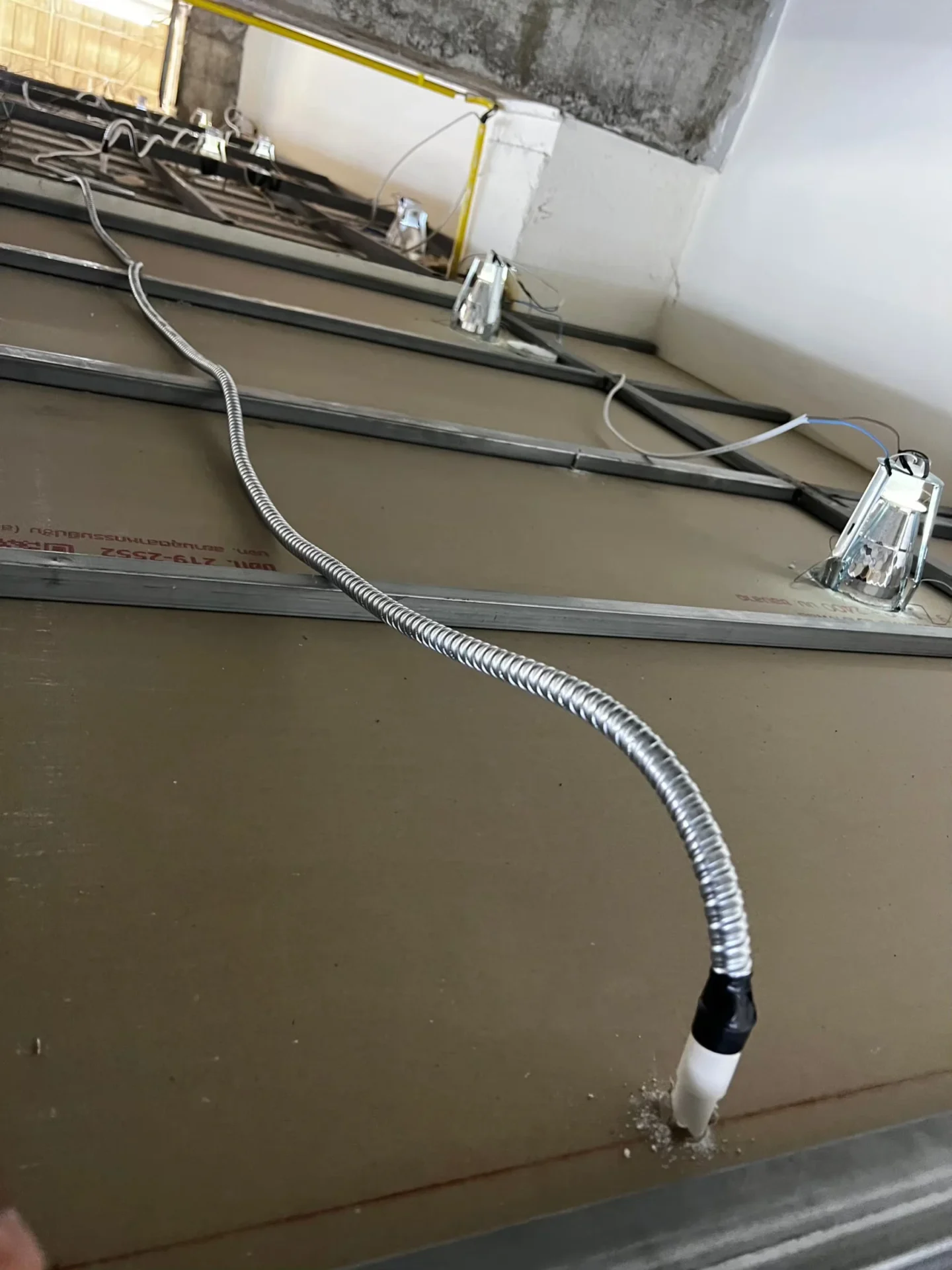 จุดติดตั้งกล้องและงานเก็บสายใต้ชายคาอาคารโดยทีม Shadjan