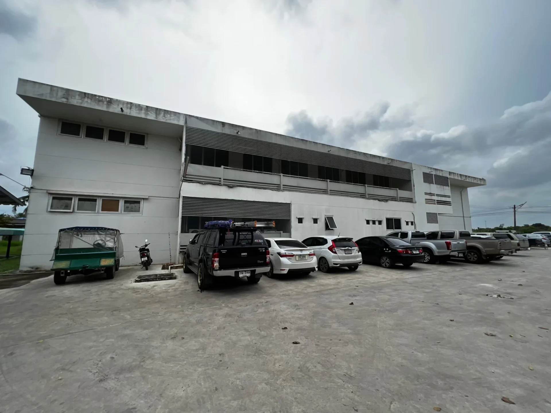 ตู้แรคและอุปกรณ์ระบบกล้องวงจรปิดที่จัดวางพร้อมใช้งาน